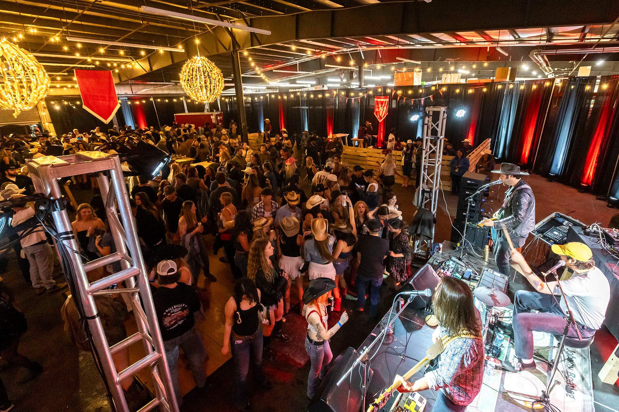JBP20160-A1 - Rodeo Reds Johnny Bootleg plays to a packed house in the Cloverdale Rodeo's newest venue - Rodeo Reds