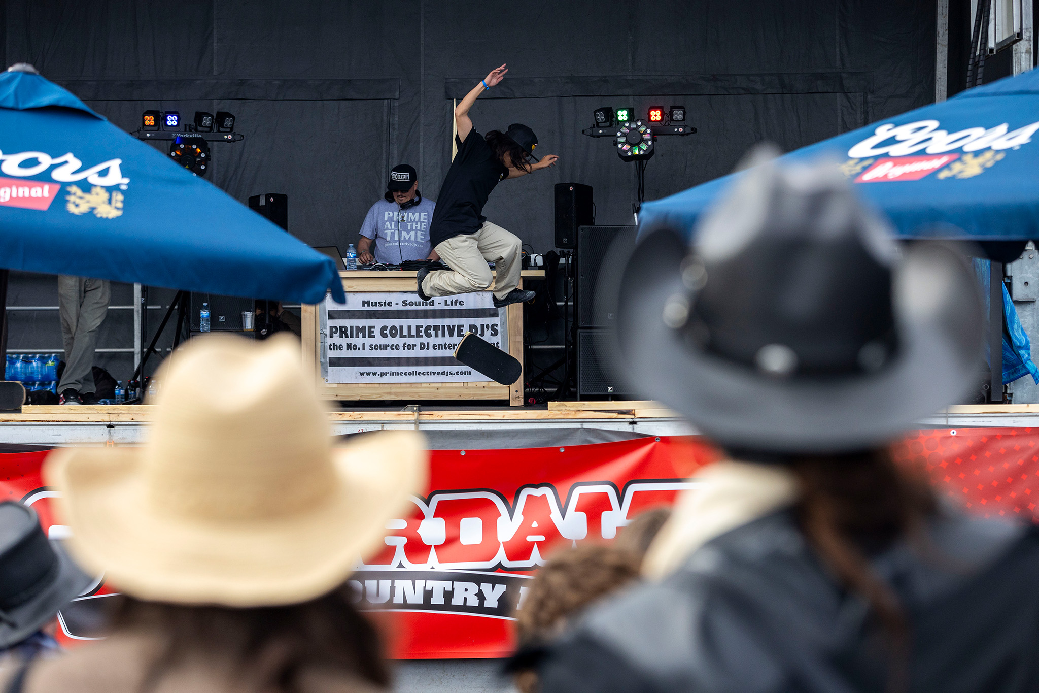 JBP28275-A1 - Action Stage skateboarding - web A skateboarder on the action stage with a DJ in the background